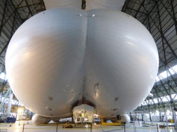 Самое большое воздушное судно в мире впервые покинуло ангар (ФОТО)