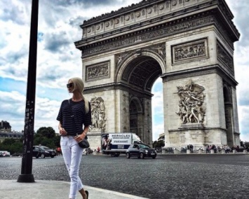 Алена Шишкова гуляет по Парижу без дочери Алисы