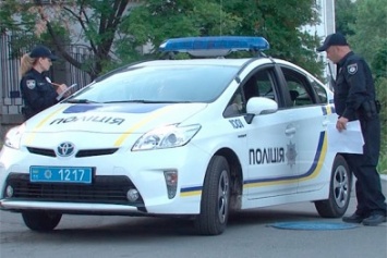 Харьковчанин, который угрожал своей семье, повредил полицейский Prius и напал на "копа" с камнем