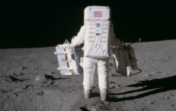 Теперь до нее - как до Луны. NASA случайно продало сумку, побывавшую на Луне. Покупатель не отдает