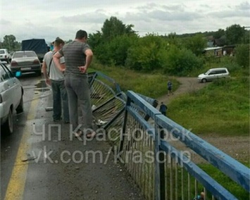 В Красноярской области автомобиль «Волга» упала в реку с моста