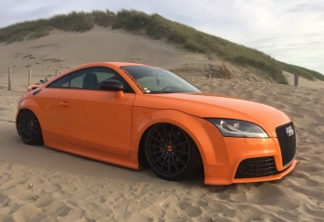 Заниженную Audi TT посадили в песок ради фотосессии