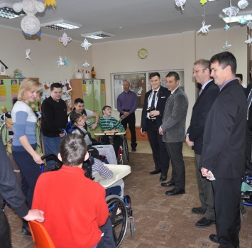 Канадские военные взяли шефство над украинским детским центром