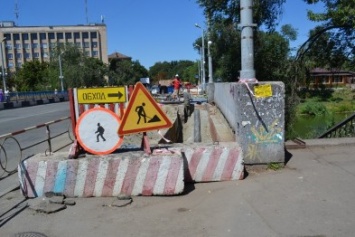 В Кривом Роге завершают ремонт моста на улице Петра Калнышевского (ФОТО)