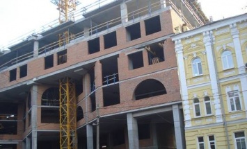Вместо храма в Десятинном переулке строят офисный центр с престижными квартирами