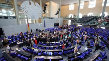 Депутаты бундестага получают миллионы евро на стороне