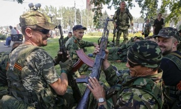 Донецких врачей оккупанты обязали стать на учет в «военкоматах»