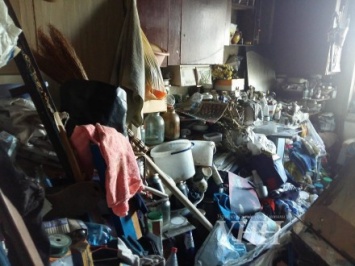 Мужчина в Херсоне более 10-ти лет собирал в квартире мусор, пока он не загорелся
