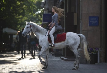 В Одессе две наездницы пустили лошадей галопом через толпу
