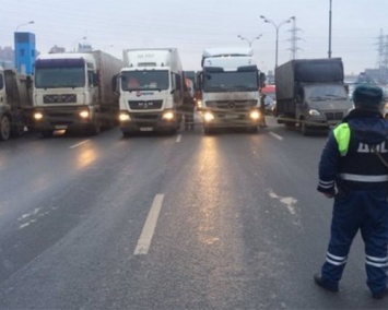 В сети появилось видео с последствиями ДТП с военными грузовиками в Петербурге