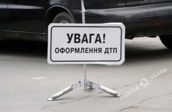 В Одесской области легковушка врезалась в дерево: водителя зажало в машине
