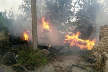В Мариуполе пожарные спасли два дома от бушевавшего пожара (ФОТО)