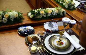 В Кремле на обеде с Эрдоганом подали тарелки с изображением их с Путиным рукопожатия