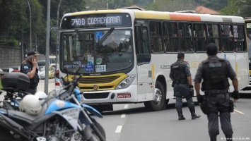 В Рио забросали камнями автобус с журналистами