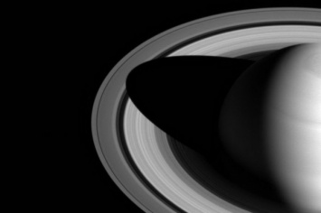 NASA представила снимки Сатурна и его тени на кольцах