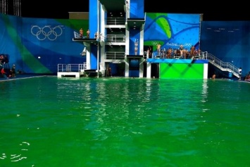 Вода в олимпийском бассейне в Рио внезапно позеленела