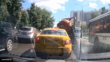 В Москве взорвалась автоцистерна с фекалиями, залив улицу нечистотами