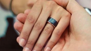 Появились "умные" кольца, которые будут показывать сердцебиение супругов