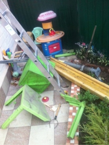 ЧП на стройке: балки возводимой в частном секторе многожтажки упали на детскую площадку в соседний двор