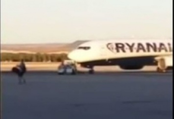 В Испании пассажир выпрыгнул из "рукава" на взлетную полосу, чтобы догнать свой самолет