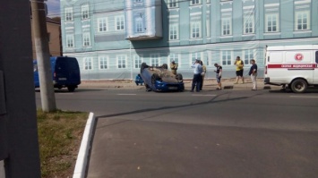 В Калуге в результате ДТП с "Lada" перевернулась "Mazda