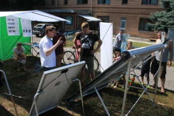 В Гребенке устроили кинопоказ с помощью солнечных батарей
