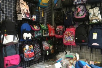 Школьная форма, рюкзаки, канцтовары - для криворожских родителей подошло время "учебного" шоппинга