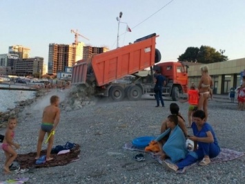 Городской пляж в Новороссийске засыпали булыжником