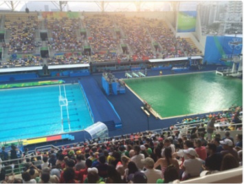 Организаторы Олимпиады объяснили зеленый цвет воды в бассейне для прыжков