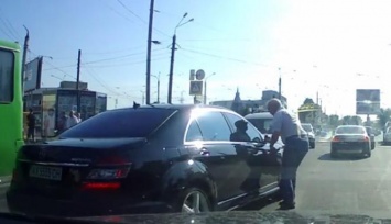 В Харькове Mercedes с "крутыми" номерами на переходе едва не сбил пешехода
