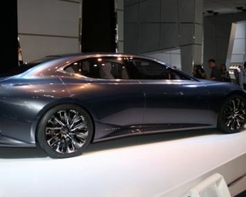 В сети появились снимки Lexus LS нового поколения