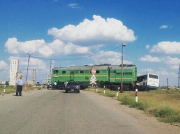 В автобус с казахстанскими шахтерами врезался тепловоз