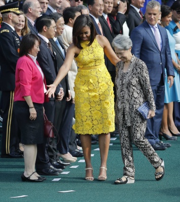 Первая леди Сингапура пришла к Мишель Обаме с сумкой за 11 долларов