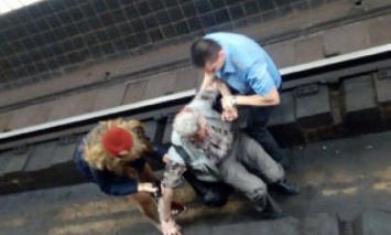 На станции "Арсенальная" в киевском метро мужчина упал на рельсы, поезда остановили