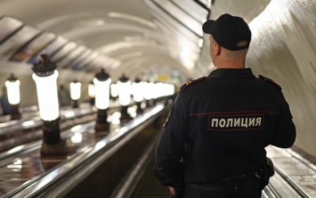 В Московском метро пассажирка устроила стриптиз