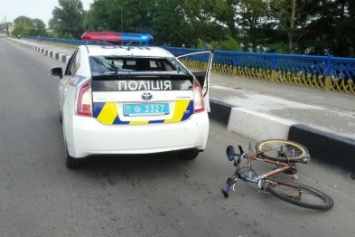 В Сумах велосипедист через заднее стекло в салон полицейского Приуса (ФОТО)