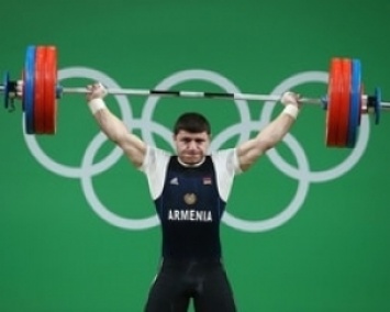Ужасный перелом руки армянского штангиста на Олимпиаде (ВИДЕО)