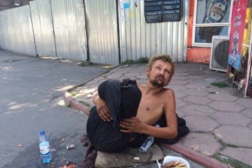 В Одессе безногий бездомный поставил в тупик соцработников, полицию и врачей (ФОТО)
