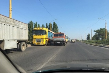В Николаеве большегрузы паркуются в два ряда (ФОТО)