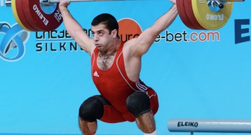 Штангист Карапетян на Олимпиаде вывернул локоть в обратную сторону