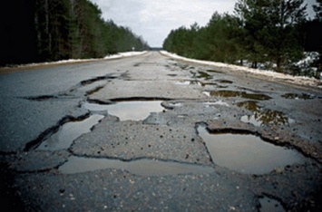 «Укравтодор» отчитался о ликвидации около 60% ям на украинских дорогах