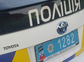 В Виннице неизвестные "подшутили" над местными полицаями, прицепив на патрульную машину наклейку ДНР