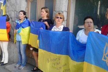 Украинцы провели митинг в Хельсинки у посольства РФ (фото)