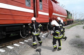 Полтавские спасатели "тушили пожар" на железной дороге