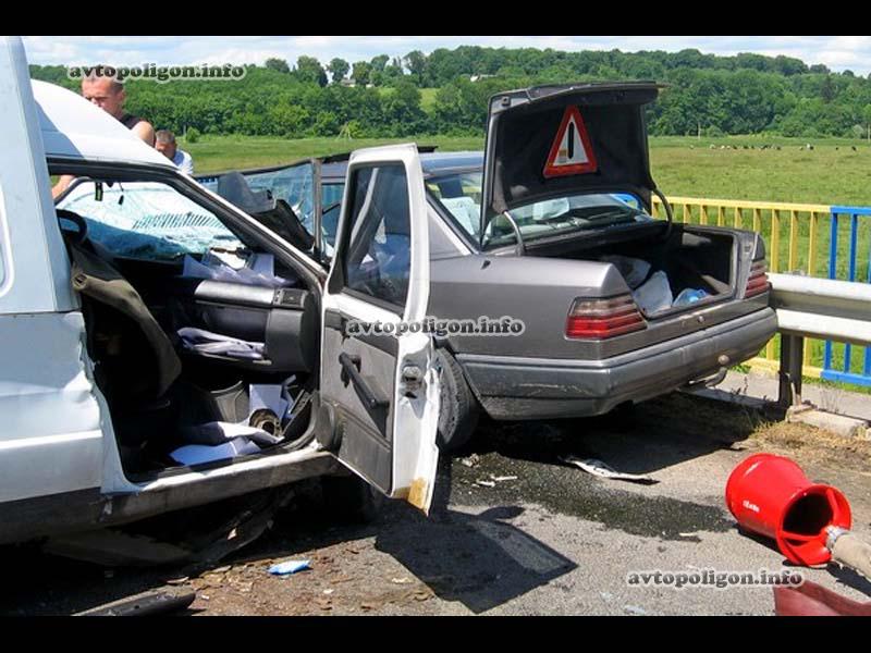ДТП на Тернопольщине: после столкновения с Mercedes водителя Fiat зажало в салоне. ФОТО