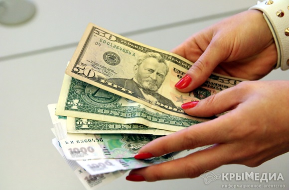 Доллар на Московской бирже подорожал почти на рубль