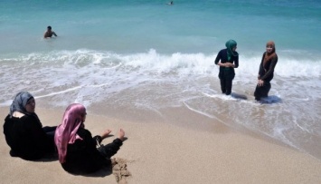 На пляжах Канн запретили мусульманские купальники
