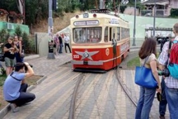 В Одессе на новом кольце сошел с рельсов туристический трамвай (ФОТО)