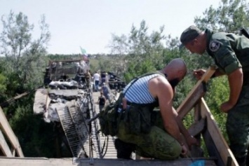 В Станице Луганской отремонтировали обстрелянный мост