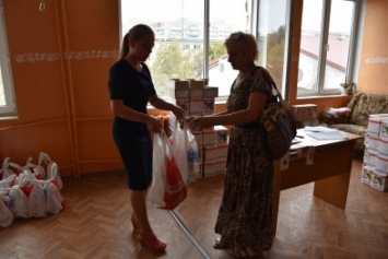 Территориальный центр продолжает оказывать помощь малообеспеченным жителям Черноморска (фото)